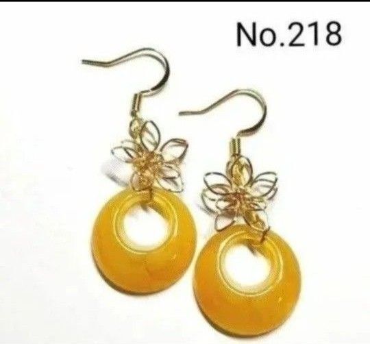 No.218 ハンドメイドピアス イヤリング 樹脂ピアス アクリルパーツ キャラメルマーブル ワイヤーフラワーチャーム ゴールド