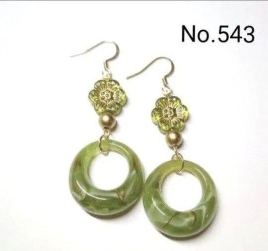 No.543 ハンドメイドピアス イヤリング 樹脂ピアス アクリルパーツ 模様 グリーン フラワーパーツ ゴールド アクセサリー