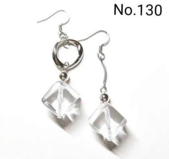 No.130 ハンドメイドピアス イヤリング 樹脂ピアス クリアパーツ キューブ シルバーフープ アシンメトリー アクセサリー
