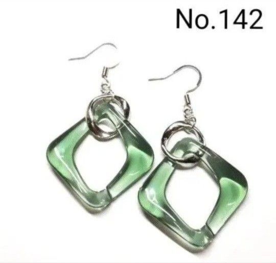 No.142 ハンドメイドピアス イヤリング 樹脂ピアス アクリルチェーンパーツ クリアグリーン フォレスト シルバーフープ