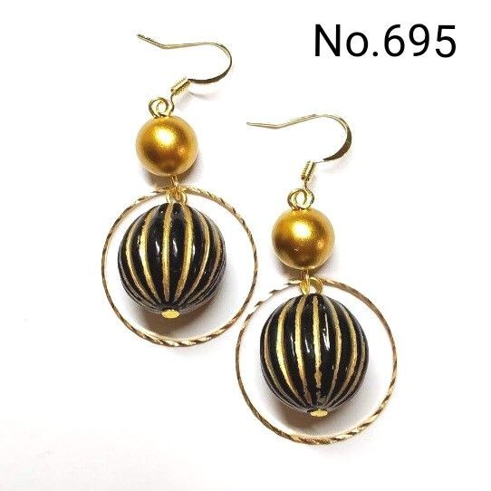No.695 ハンドメイドピアス イヤリング 樹脂ピアス アンティーク調ビーズ ブラック ゴールド 大ぶり アクセサリー