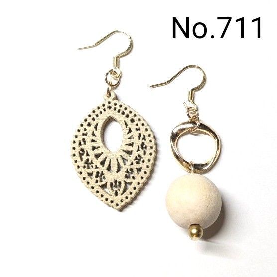 No.711 ハンドメイドピアス イヤリング 樹脂ピアス ウッドパーツ ゴールドフープ アシンメトリー アクセサリー