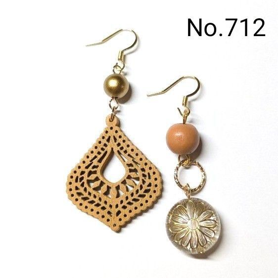No.712 ハンドメイドピアス イヤリング 樹脂ピアス ウッドパーツ 茶系 アシンメトリー アクセサリー