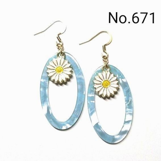 No.671 ハンドメイドピアス イヤリング 樹脂ピアス アクリルパーツ オーバル 水色模様 フラワーチャームホワイト ゴールド