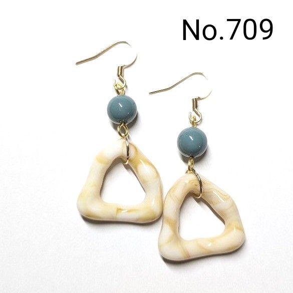 No.709 ハンドメイドピアス イヤリング 樹脂ピアス アクリルパーツ 三角 ベージュマーブル くすみグリーン ゴールド