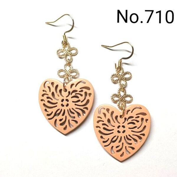 No.710 ハンドメイドピアス イヤリング 樹脂ピアス ウッドパーツ ハート ペールオレンジ 肌色 ゴールド アクセサリー