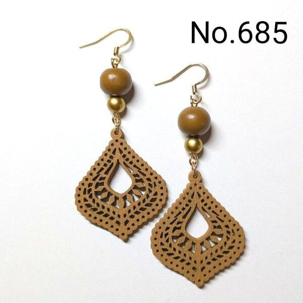 No.685 ハンドメイドピアス イヤリング 樹脂ピアス ウッドパーツ 茶系 ゴールド アクセサリー