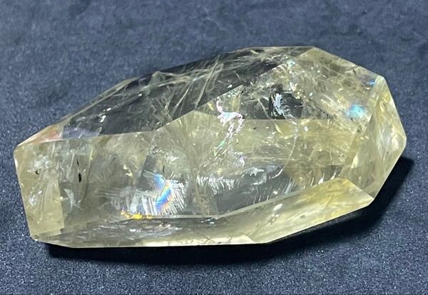 シトリン フリーフォーム 前向きなエネルギー 角度や光により、色味や虹に変化があり見ていて楽しいです。パワーストーン 天然石