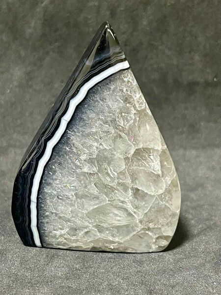 ブラック瑪瑙 水晶共生 虹沢山 守護力×浄化力 オブジェ サイズ高約6.9cm×約5.1cm厚約2cm 天然石 置物