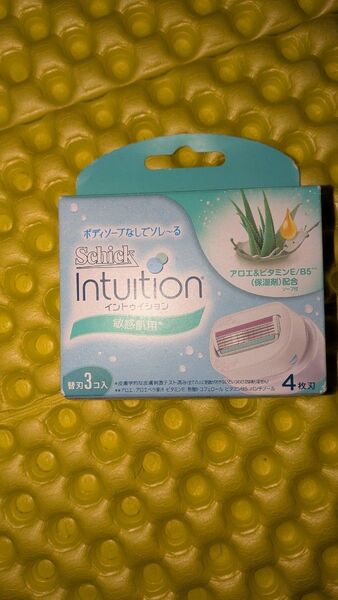 イントゥイション替刃 敏感肌用 3個入 ボディソープ付き 女性用 カミソリ 剃刀 シック Schick 敏感肌 1個