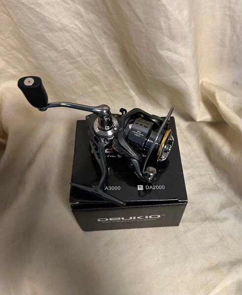 新品未使用品!DEUKIO製スピニングリールDA2000ギア比5.2:1ラインキャパ2号150mCNC 5bb アルミ製
