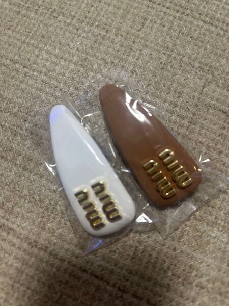 miu miuロゴ特徴デザイン ヘアクリップ セット 白と茶色