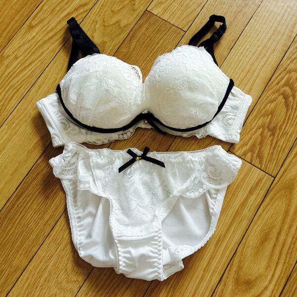 アベイル ブラジャー&ショーツセット Mサイズ