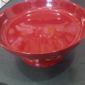 お盆に高台付きの器 赤色