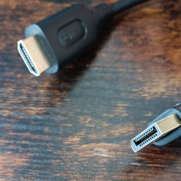 Amazonベーシック DisplayPort (ディスプレイポート) - HDMI 変換ケーブル