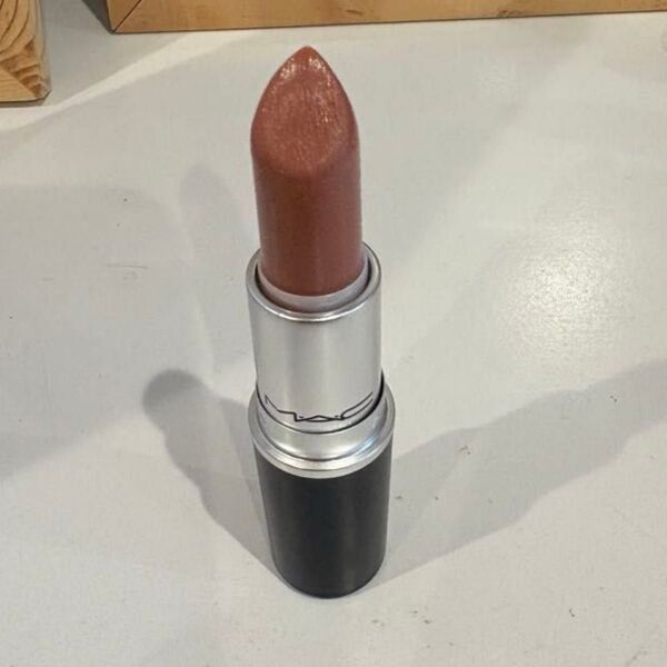 MAC リップスティック ヌードベージュカラー:ジュビリー