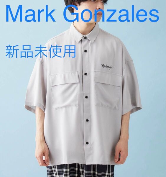 Mark Gonzales/マークゴンザレス 別注 リラックスドレープ レギュラーカラーシャツ クレリックシャツロゴ刺繍