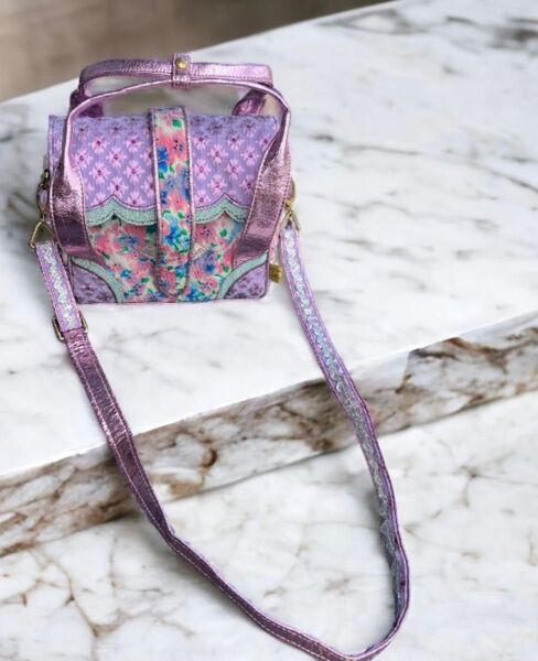 正規品 イレギュラーチョイス異素材ショルダーバッグ 缶バッジ付き オーロラ夢かわ光沢感 花柄のラメ糸刺繍 豪華刺繍