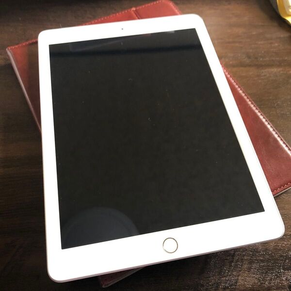 iPad 第5世代 32GB シルバー Wi-Fi+セルラー docomo