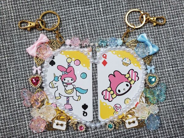 トレカケース 硬質ケース キーホルダー デコ イニシャル付き ペアハート ピンク×水色