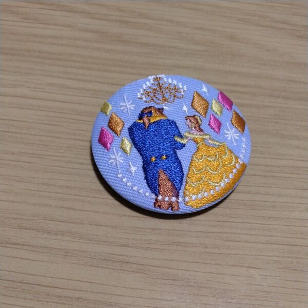 Disney Characters 刺繍缶バッジビスケット 美女と野獣