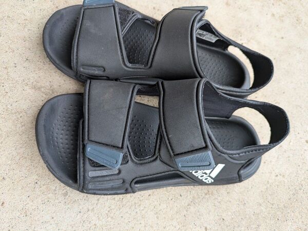 adidas キッズ サンダル 黒 21cmくらい マジックテープ