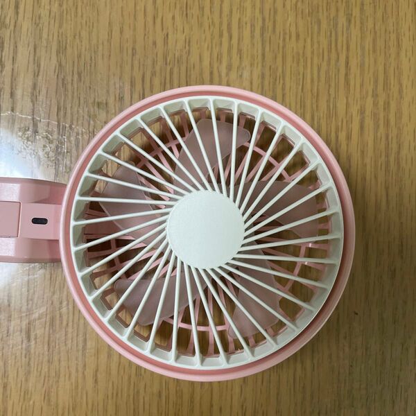 ハンディファンと充電ケーブル
