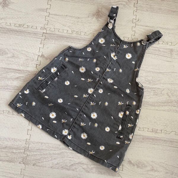 ZARA デイジー柄ブラックデニムジャンパースカート 3-4y 104cm 花柄女の子 キッズ