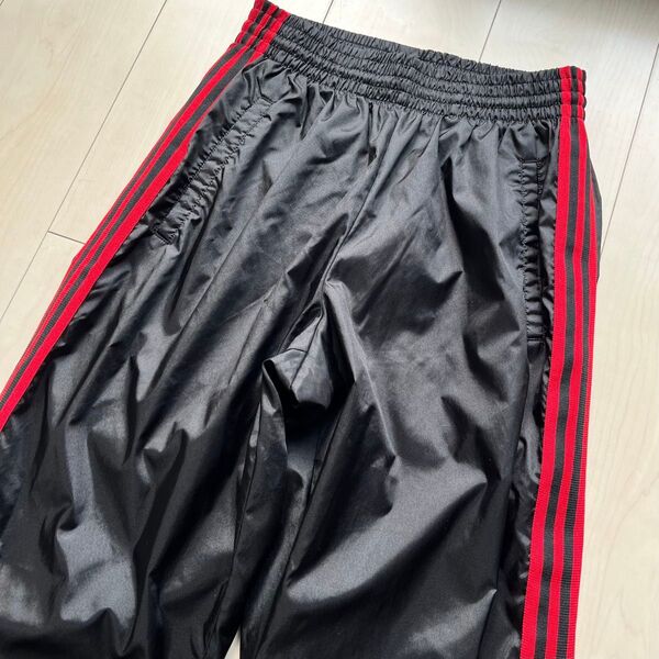 90s adidas アディダス デサント製 日本製 ナイロンパンツ 3ライン M-L ロゴ無し 黒赤