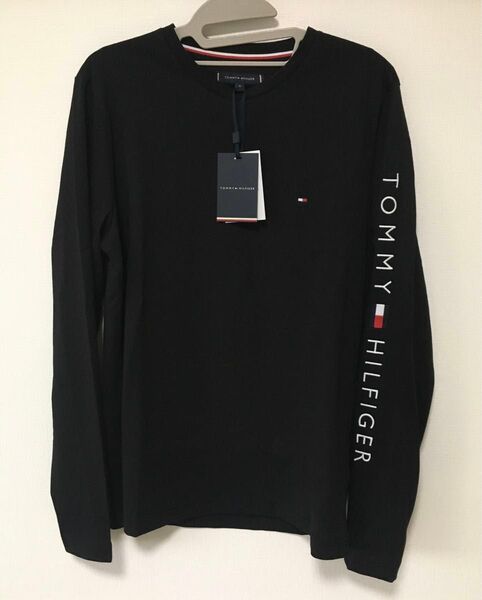 【タグ付き未使用品】 トミーヒルフィガー ショルダーロゴロングスリーブTシャツ ブラック Mサイズ オンライン限定商品 線汚れ有り