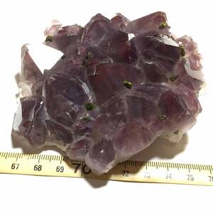 紫色の山入り水晶クラスター（中国産鉱物標本・四川省産）