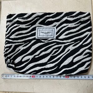TIME TO PARTY ゼブラ柄 モノトーンポーチ
