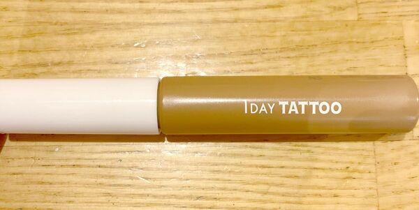 Kパレット1DAYTATTOO ニュアンスアイブロウマスカラ 01クリーミーベージュ