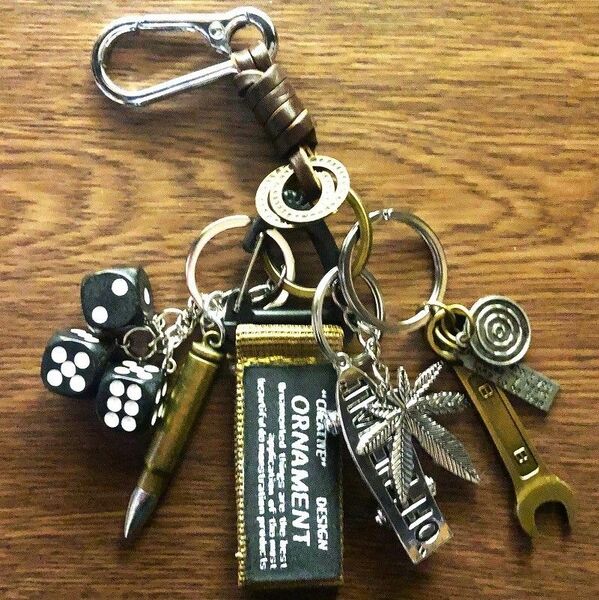 キーホルダー 本革 巻きステンレス カラビナ レトロ アメカジ ビンテージ ストリート キーリング 弾丸 サイコロ スケボー