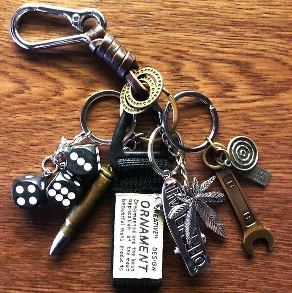 キーホルダー 本革 巻きステンレス カラビナ レトロ アメカジ ビンテージ ストリート キーリング 弾丸 サイコロ スケボー