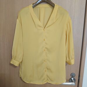 GU イエロー 五分袖 5分袖 Vネックシフォンブラウス Sサイズ サテン 黄色