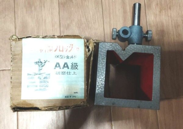 AAA100 V溝付き枡形ブロック