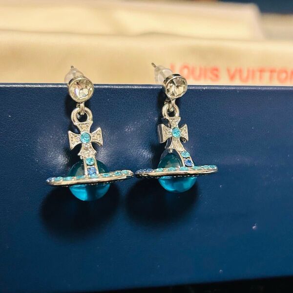 ヴィヴィアンウエストウッド Vivienne Westwood オーブピアス青