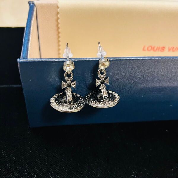 ヴィヴィアンウエストウッド Vivienne Westwood オーブピアス黒
