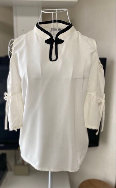 未使用品近いaxes femme POETIQUEシャイナー風デザイン肩あきブラウス