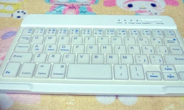 ワイヤレスキーボード 白
