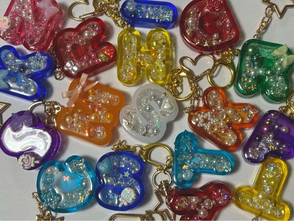ハンドメイド レジン イニシャルキーホルダー シャカシャカキーホルダー