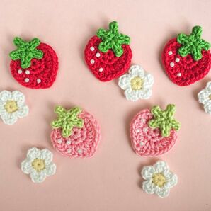 ○いちご&小さなお花モチーフ 赤とピンク○ ハンドメイド かぎ針編み レース編み 編みパーツ ワッペン ワンポイント アップリケ