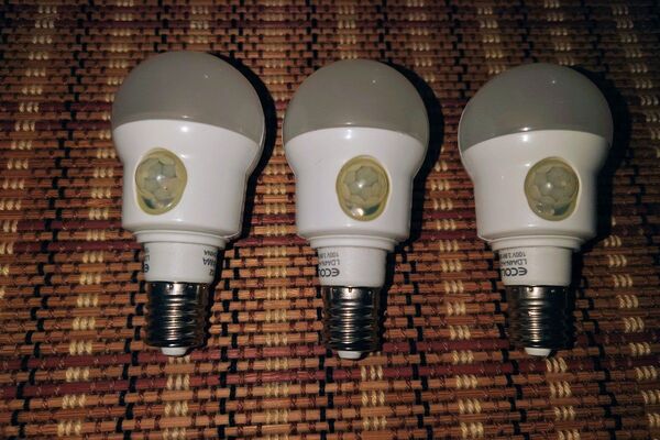 アイリスオーヤマ エコルクス E17 人感センサー LED 電球 ライト 横 斜め 付け 用 白 昼白色 3個セット