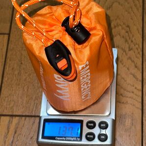 【新品未使用】万一に備え夏山登山に 災害時、緊急用 アルミエマージェンシーシート オレンジ 137gの安心 袋形2100×900