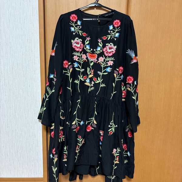 ZARA 刺繍ワンピース 花柄 ブラック