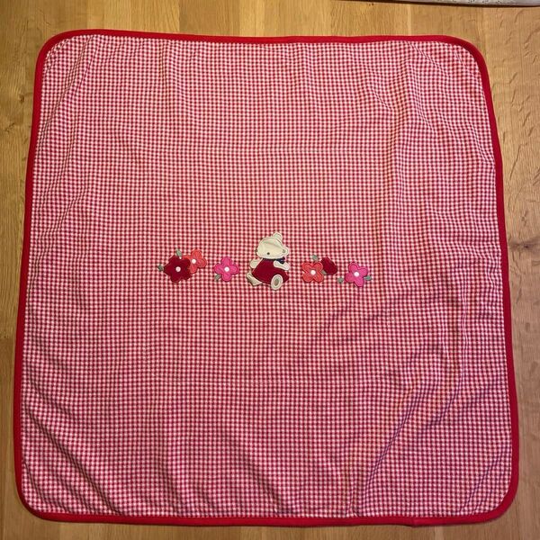 【値下げ】《ファミリア》未使用ベビーブランケット くま 刺繍 ギンガムチェック 綿 赤 & 新品未使用よだれかけ《スタイ》