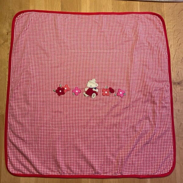 【値下げ】《ファミリア》未使用ベビーブランケット くま 刺繍 ギンガムチェック 綿 赤 & 新品未使用よだれかけ《スタイ》