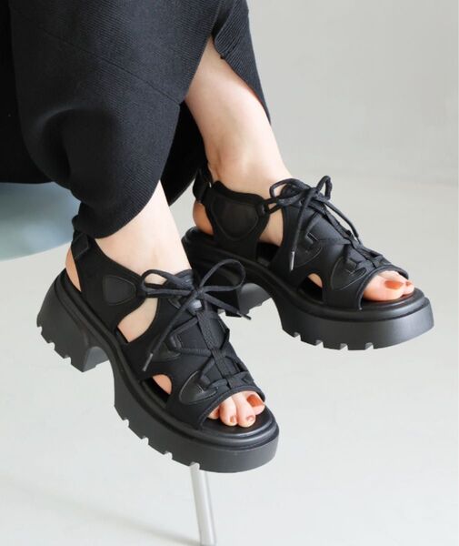 VIVIAN COLLECTION 厚底レースアップスニーカーサンダル 夏 ヒール 黒 ブラック