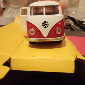 1/32スケール 1962フォルクスワーゲン クラシカルバス ミニカー レッド&ホワイトのツートンカラー プルバックカー